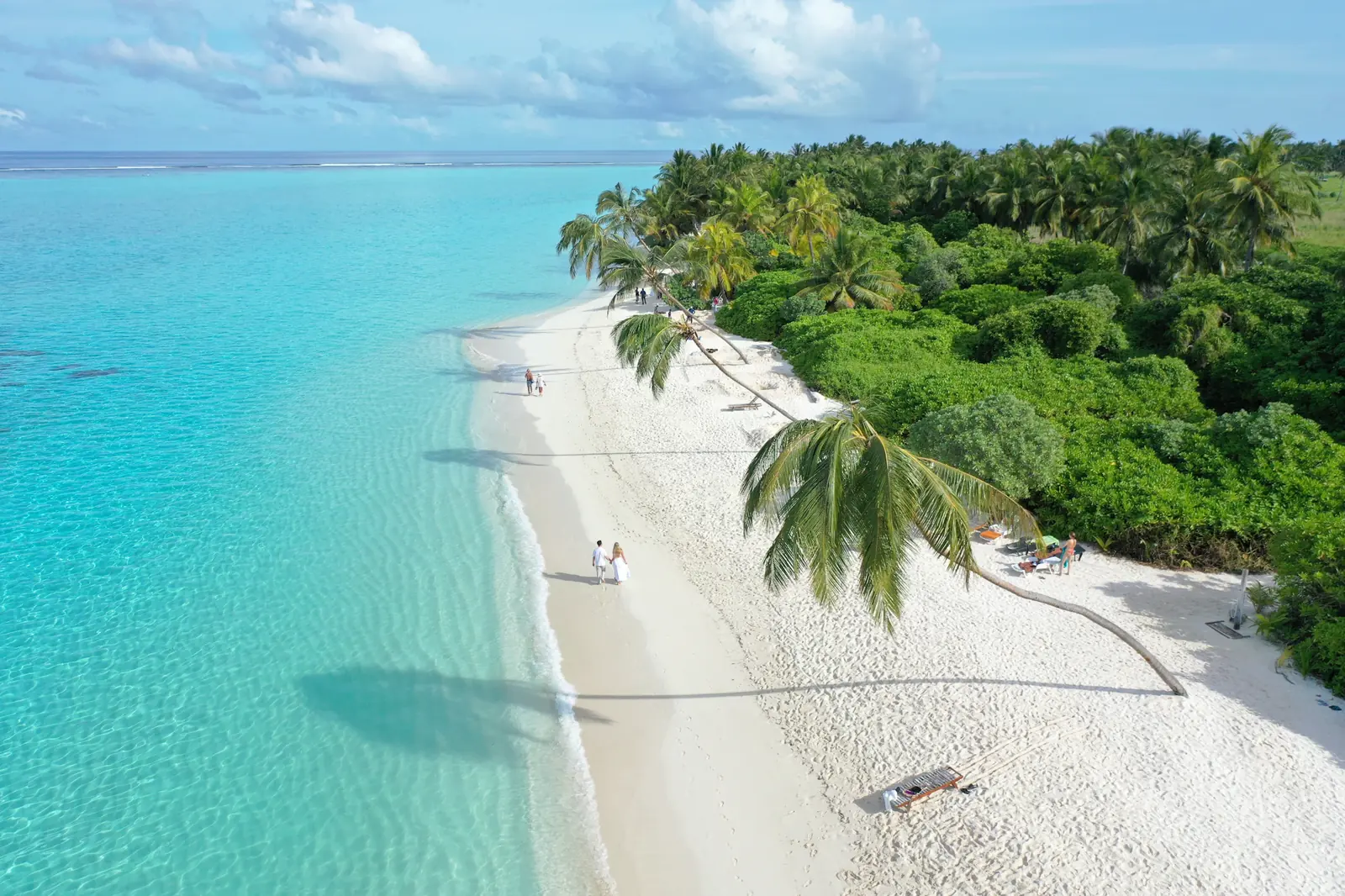 White sand and clear water along the Thoddoo shore